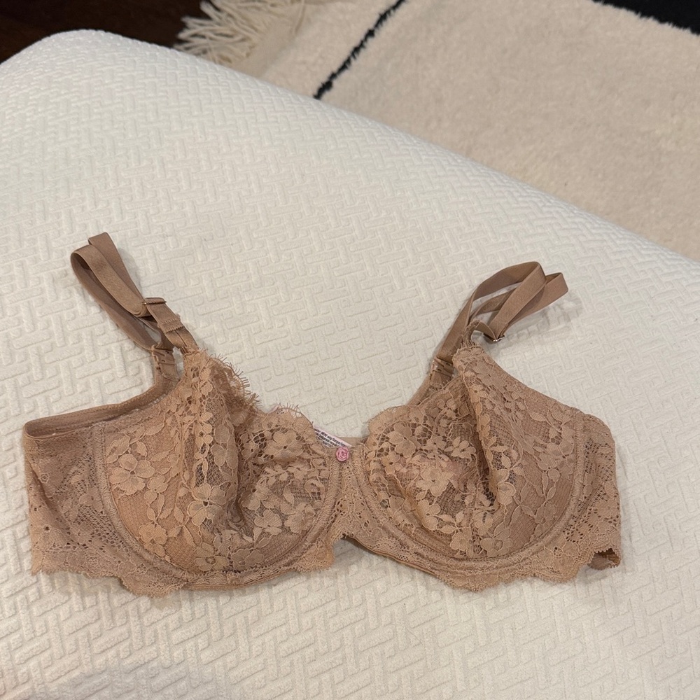 Victoria's Secret Lace Underwire Bra in beige, 38D